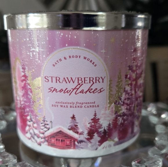 Strawberry Snowflakes Bath & Body Candle - Picture 3 of 9